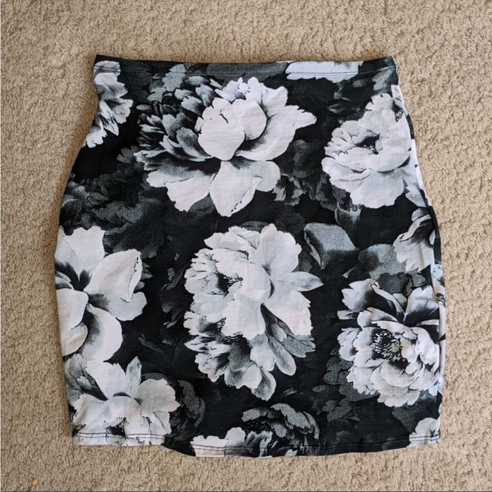 Motel flower mini skirt 🌸